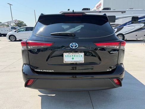 Used 2022 Toyota Highlander XLE AWD/4WD image 4