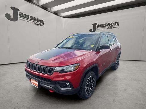 Used 2025 Jeep Compass Trailhawk AWD/4WD image 8