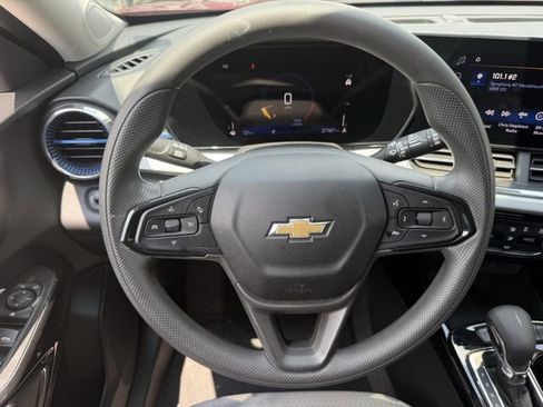 Used 2025 Chevrolet Trax LT FWD image 15