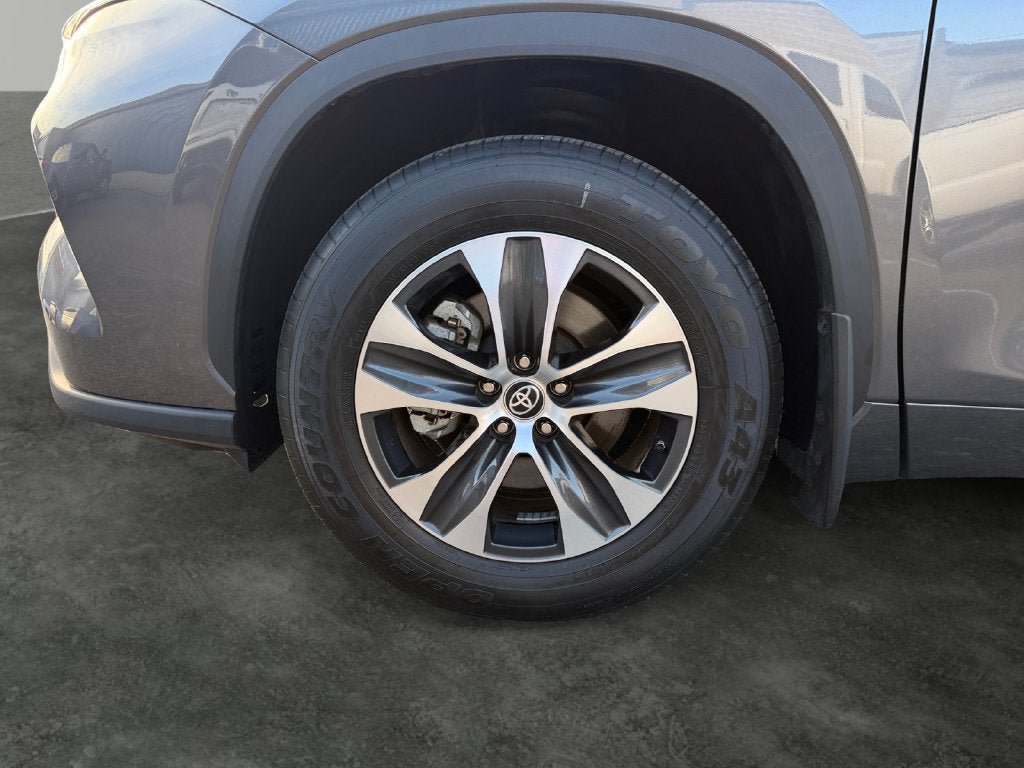 Used 2023 Toyota Highlander XLE AWD/4WD image 4