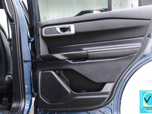 Used 2020 Ford Explorer XLT image 30