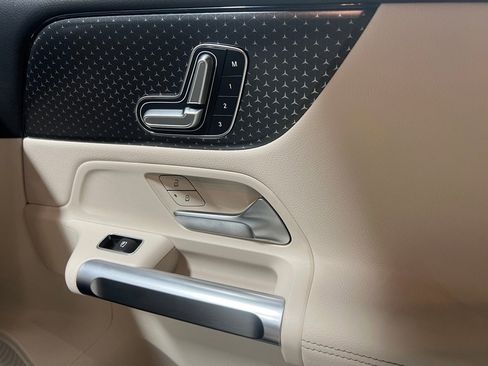 Used 2025 Mercedes-Benz GLB 250 4MATIC image 27