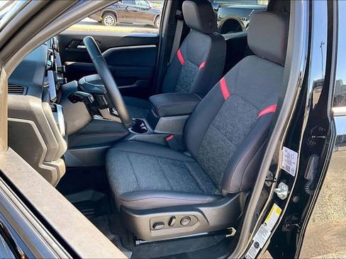 Used 2024 Chevrolet Colorado Z71 w/ Z71 Convenience Package 2 image 18