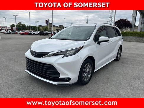 Certified 2025 Toyota Sienna XLE FWD image 1