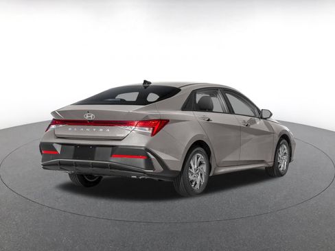 Used 2026 Hyundai Elantra Hybrid FWD image 5