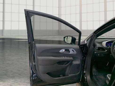 New 2026 Chrysler Pacifica Limited image 19