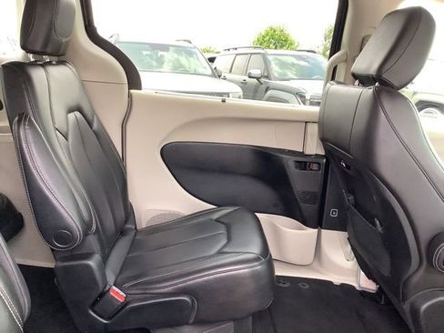 Used 2023 Chrysler Pacifica Touring-L image 22