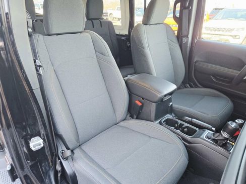 Used 2025 Jeep Wrangler Unlimited Sahara image 16