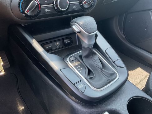 Used 2025 Kia Soul LX w/ LX Technology Package FWD image 16