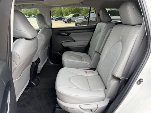 Used 2023 Toyota Highlander XLE image 31