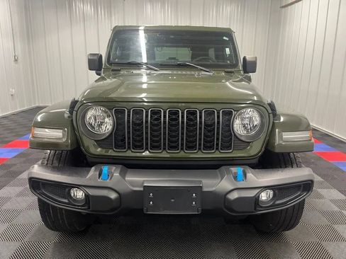 Used 2024 Jeep Wrangler Unlimited w/ Convenience Group AWD/4WD image 9