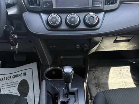 Used 2018 Toyota RAV4 LE image 19
