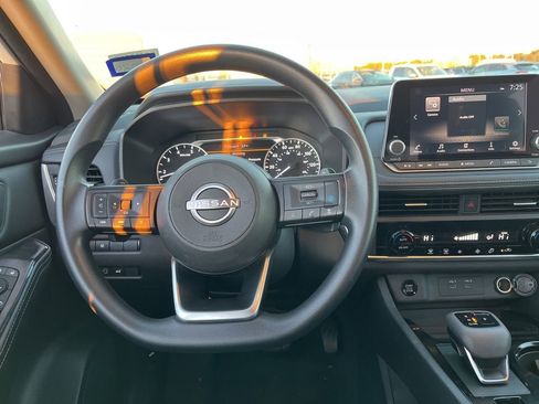 Used 2024 Nissan Rogue SV image 15