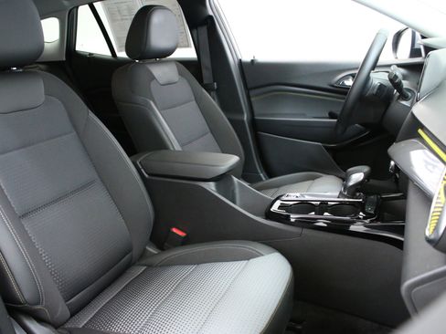 Used 2024 Chevrolet Trax LT w/ Driver Confidence Package FWD image 29