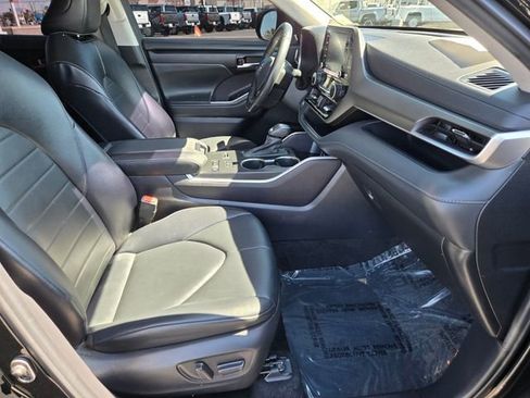 Used 2022 Toyota Highlander XLE image 17