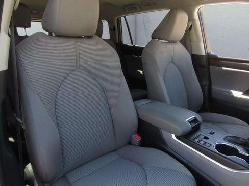 Used 2023 Toyota Highlander LE FWD image 10
