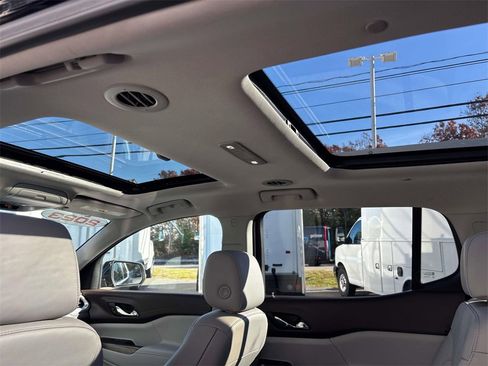 Used 2023 GMC Acadia SLT w/ Technology Package image 9