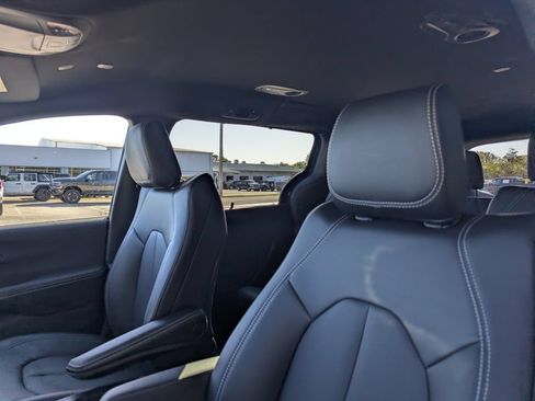 New 2026 Chrysler Pacifica Select FWD image 13