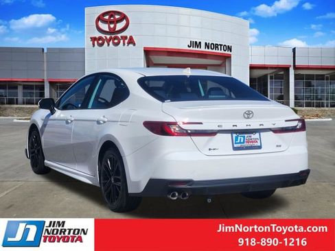 Used 2025 Toyota Camry SE w/ Convenience Package image 8