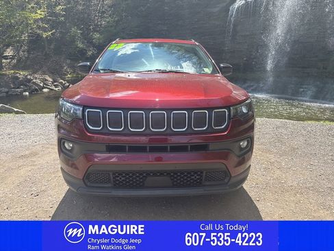Used 2022 Jeep Compass Latitude w/ Sun and Sound Group AWD/4WD image 2