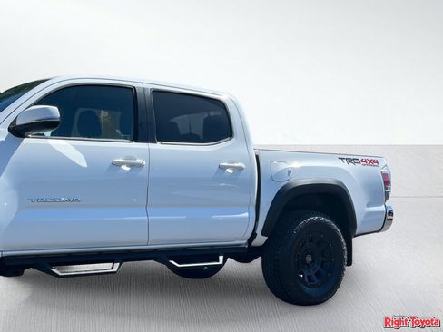 Certified 2022 Toyota Tacoma TRD Off-Road AWD/4WD image 10