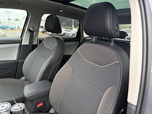 Used 2023 Volkswagen Taos SE w/ Panoramic Sunroof Package AWD/4WD image 5