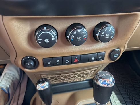 Used 2013 Jeep Wrangler Unlimited Rubicon w/ Connectivity Group AWD/4WD image 24