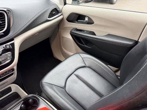 Used 2024 Chrysler Pacifica Select image 21