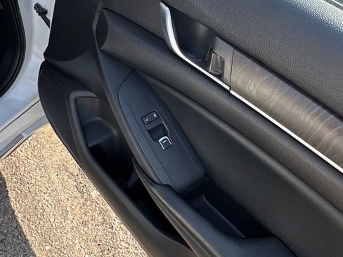 Used 2018 Honda Accord Touring image 25