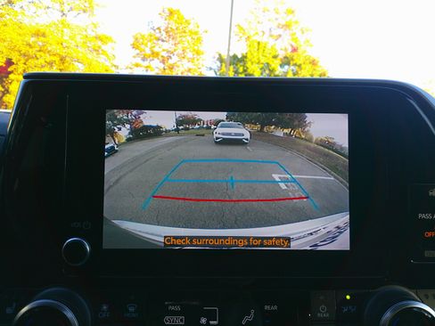 Used 2023 Toyota Highlander XLE image 61