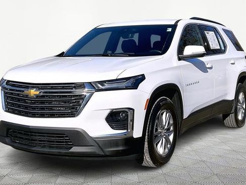 Used 2023 Chevrolet Traverse LT image 3