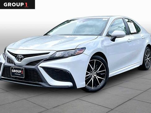 Used 2024 Toyota Camry SE FWD image 1