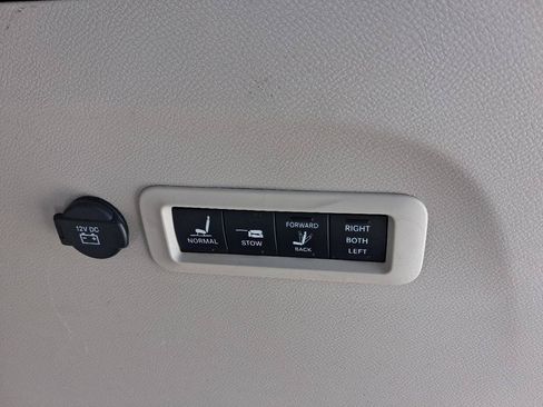 Used 2017 Chrysler Pacifica Limited w/ UConnect Theater Package FWD image 19
