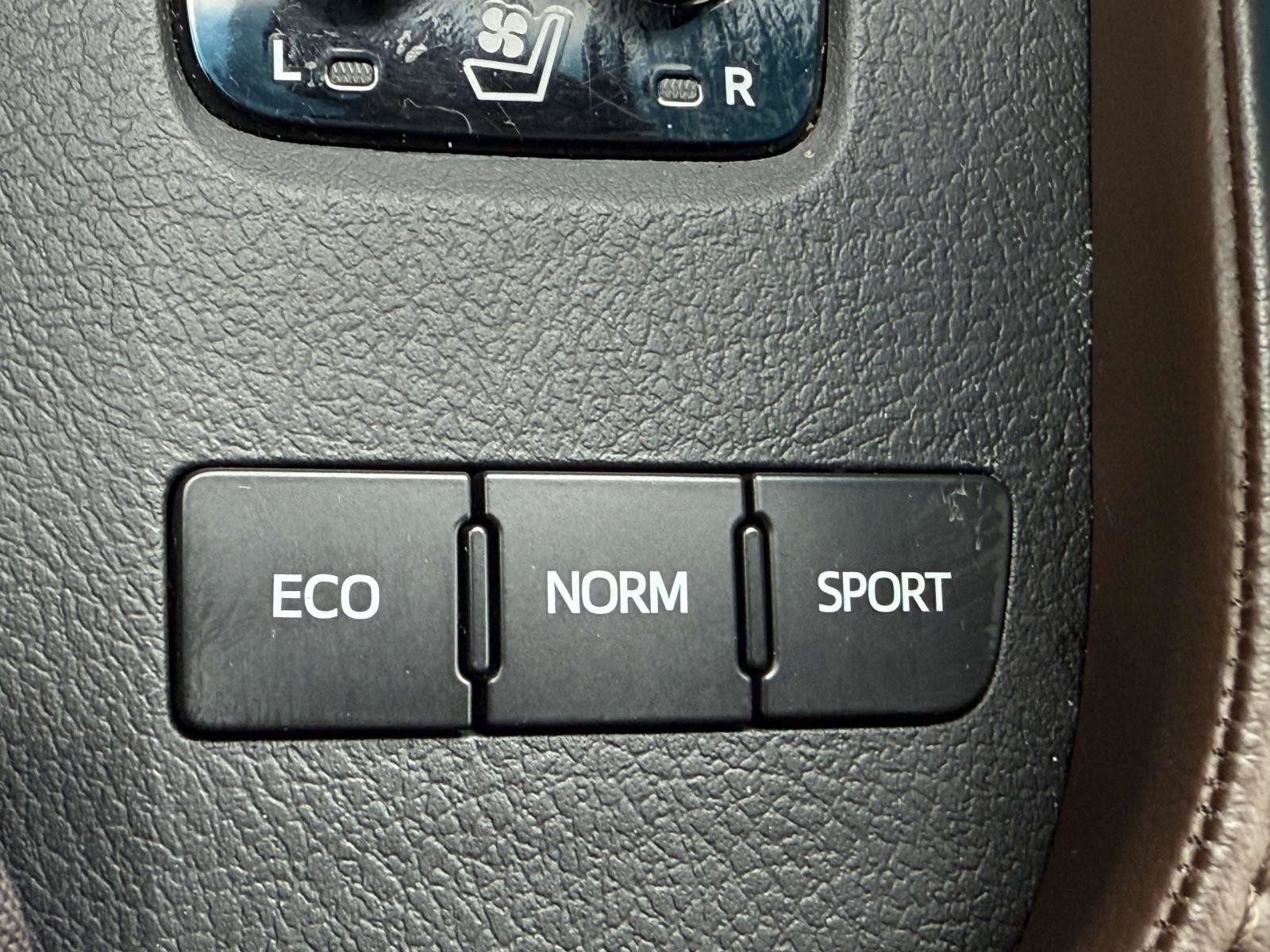 Used 2016 Toyota Avalon Limited FWD image 24