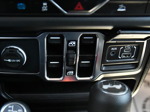 Used 2025 Jeep Wrangler Unlimited Sahara AWD/4WD image 27