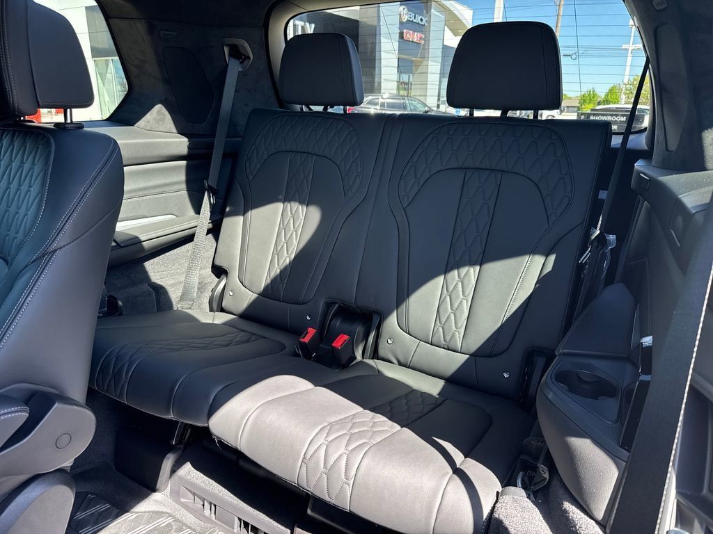 Used 2025 BMW X7 M60i AWD/4WD image 41