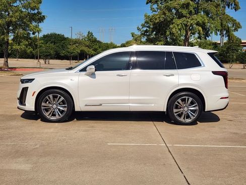 Used 2022 Cadillac XT6 Premium Luxury w/ Technology Package FWD image 4