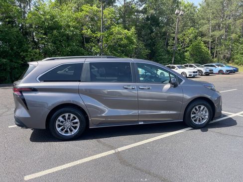 Used 2024 Toyota Sienna XLE FWD image 20