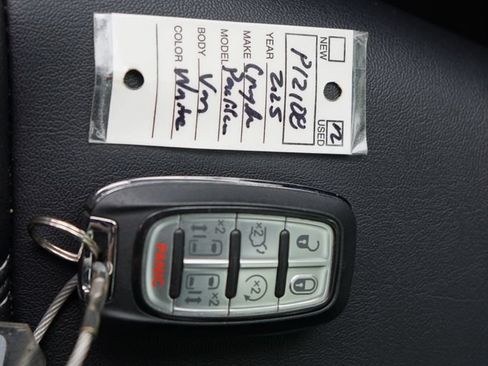 Used 2025 Chrysler Pacifica Select FWD image 32