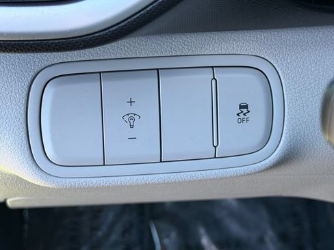 Used 2023 Hyundai Venue SEL FWD image 18