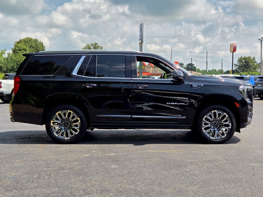 Used 2023 GMC Yukon Denali Ultimate AWD/4WD image 6
