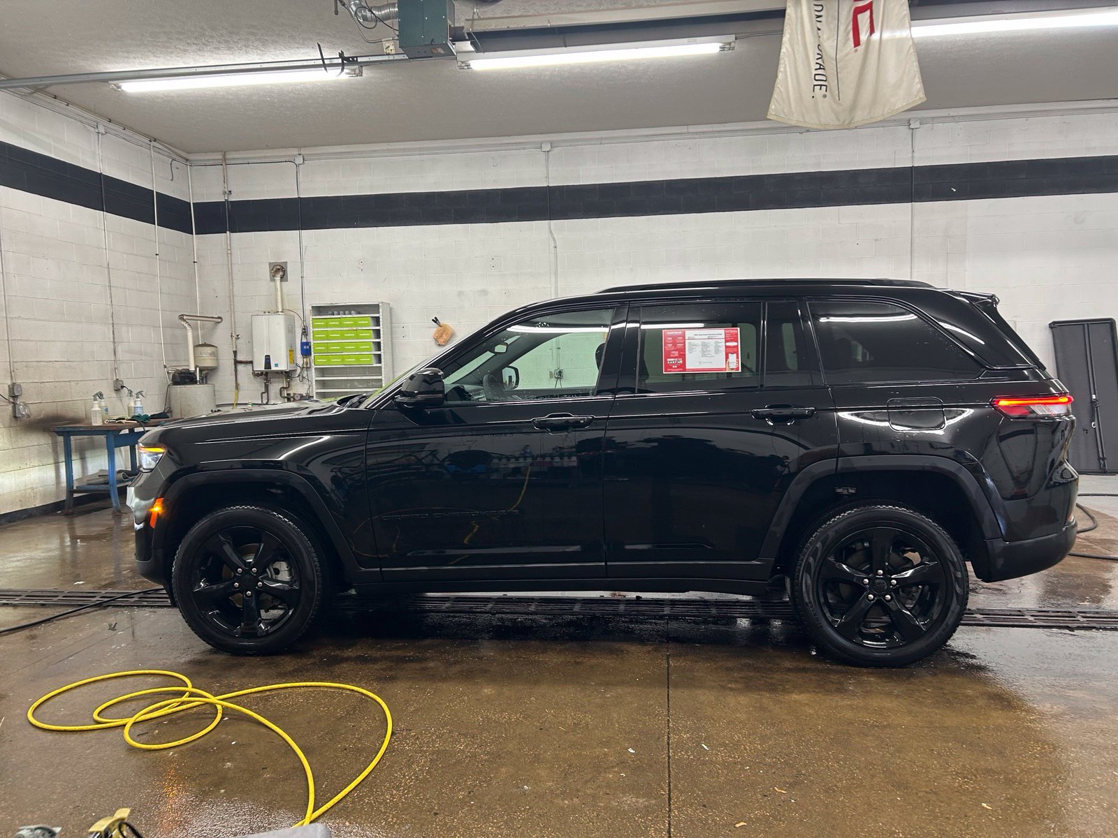 Used 2025 Jeep Grand Cherokee Limited w/ Black Appearance Package AWD/4WD image 2