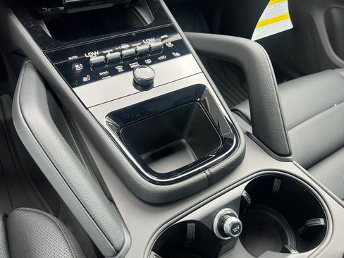 New 2025 Porsche Cayenne image 18
