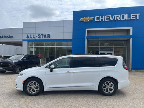 Used 2023 Chrysler Pacifica Limited image 3