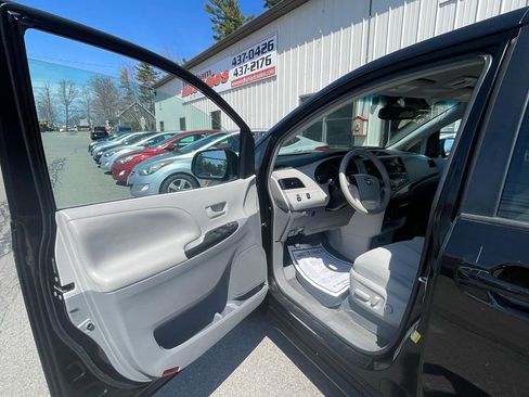 Used 2014 Toyota Sienna LE image 13