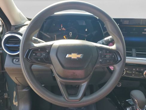 Used 2025 Chevrolet Trax LT FWD image 19