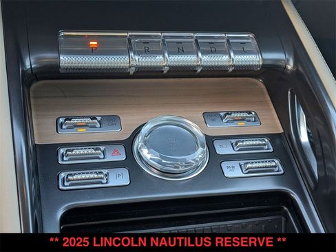 Used 2025 Lincoln Nautilus Reserve image 5