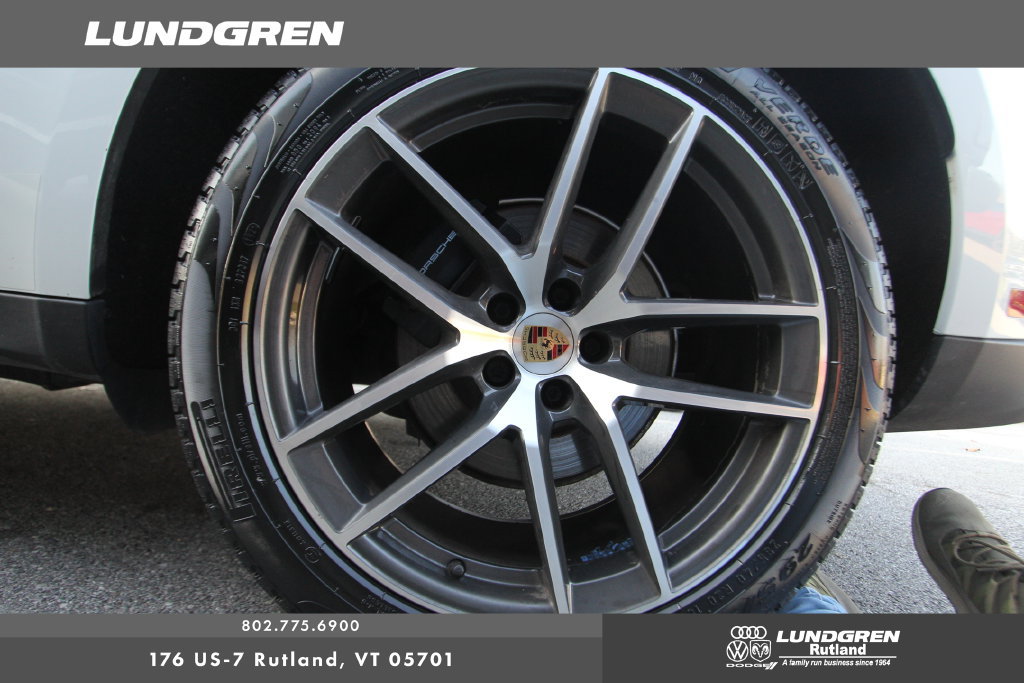 Used 2025 Porsche Macan AWD/4WD image 34