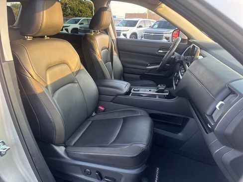 Used 2025 Nissan Pathfinder SL AWD/4WD image 12