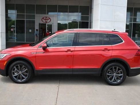 Used 2023 Volkswagen Tiguan SE FWD image 2